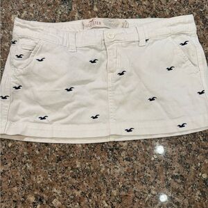 Hollister Cream Mini Skirt‎ with Navy Details